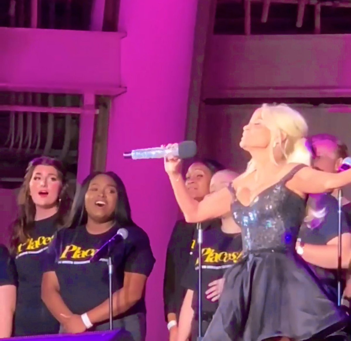 sidneydamrow's tweet photo. me trying not to forget lyrics while being mesmerized by @KChenoweth !! ๐ ps kristin if youโre reading this thank you for the best day/night of my life https://t.co/sCZPcK9F45