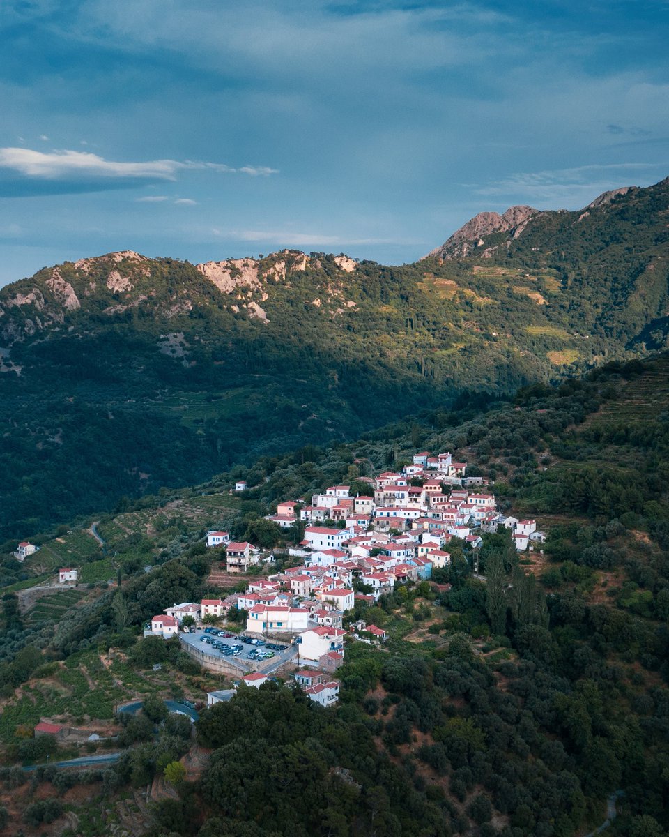 DiscoverGRcom's tweet photo. 👋 DAY 1: First impression of #Samos... refreshing! Cute picturesque villages where you can taste yummy local dishes. Rich nature with small passages that lead to hidden waterfalls... #DiscoverGreece with @invasla for the next 5 days and tune in on IG for more! https://t.co/8Td8h18duD