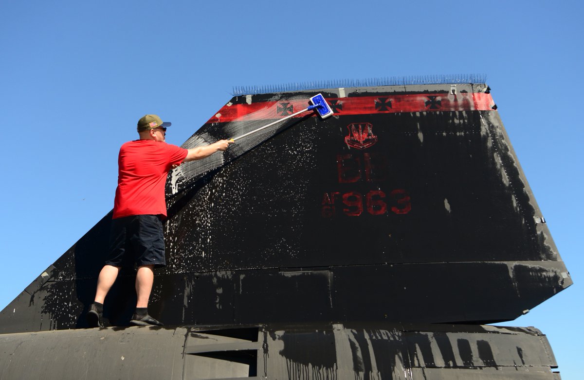 DVIDSHub's tweet photo. The #SR71 display gets its yearly bath at #BealeAirForceBase
https://t.co/u0LwpazroS https://t.co/O60omC28Om