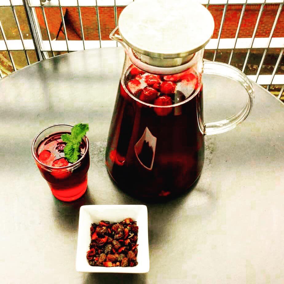 liverpooltea's tweet photo. Summer vibes! Who fancies on of these Forest Fruits Iced Infusions? Yes please!
It’s a juicy mixed berry blend bursting with delicious fruity flavours. So yummy for summer days relaxing 😎
#summerchilling #summertime #icedtea #fruitytea #looseleaftea #healthyfood #healthyideas https://t.co/i1BTqlvcUo