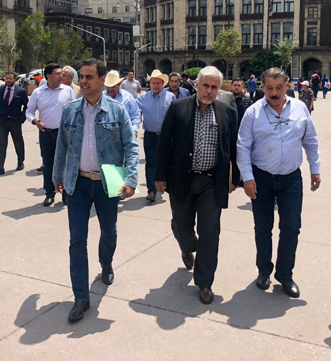 hernandezderas's tweet photo. Sin distingos partidistas insistiremos en que se respeten los recursos etiquetados para el campo, se eviten subejercicios y se detenga el desmantelamiento de @Agricultura_mx. Con Alfonso Romo y @vmva1950 buscamos destrabar los obstáculos que enfrentan los campesinos mexicanos. https://t.co/vmMaejrL1d