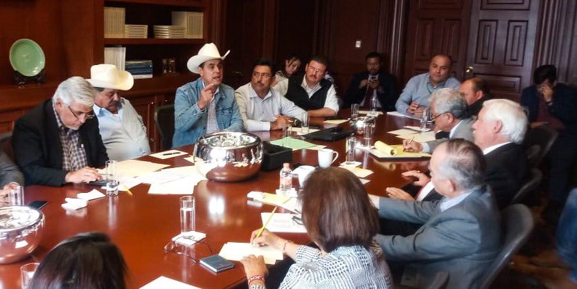 hernandezderas's tweet photo. Sin distingos partidistas insistiremos en que se respeten los recursos etiquetados para el campo, se eviten subejercicios y se detenga el desmantelamiento de @Agricultura_mx. Con Alfonso Romo y @vmva1950 buscamos destrabar los obstáculos que enfrentan los campesinos mexicanos. https://t.co/vmMaejrL1d