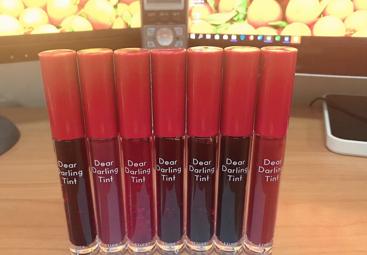 cosmeticsmmd's tweet photo. (#พร้อมส่ง) Etude House Dear Darling Tint New
— ทินท์ยอดฮิตตลอดกาลของ Etude เนื้อเจลเนียนนุ่ม มอบสีสันให้ริมฝีปากดูสุขภาพดี

พร้อมส่ง เบอร์ #PK002,#PK003 ,#OR202 ,#OR204 
,#RD301,#RD302 , #BR401

💖 140 บาท

#ลิปทินต์ #etudehousethailand #ชี้เป้าโปรถูก #คสอเกาหลี https://t.co/ztjkWyy04S