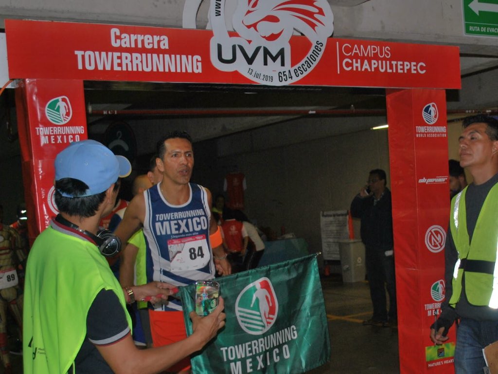Jairsinho's tweet photo. Nuevos retos con amig@s! #Medalmonday #YoElegiCorrer #carreraTowerrunning #UVMChapultepec una competencia explosiva e intensa subiendo y bajando en #31floors #654steps #3erlugarMasters #justhappy #proud #courage @TowerrunningMX 🏃🏽♂️🇲🇽👊😄 #runup #nomerindo #chapultowers #team https://t.co/CV7LYtDsxJ