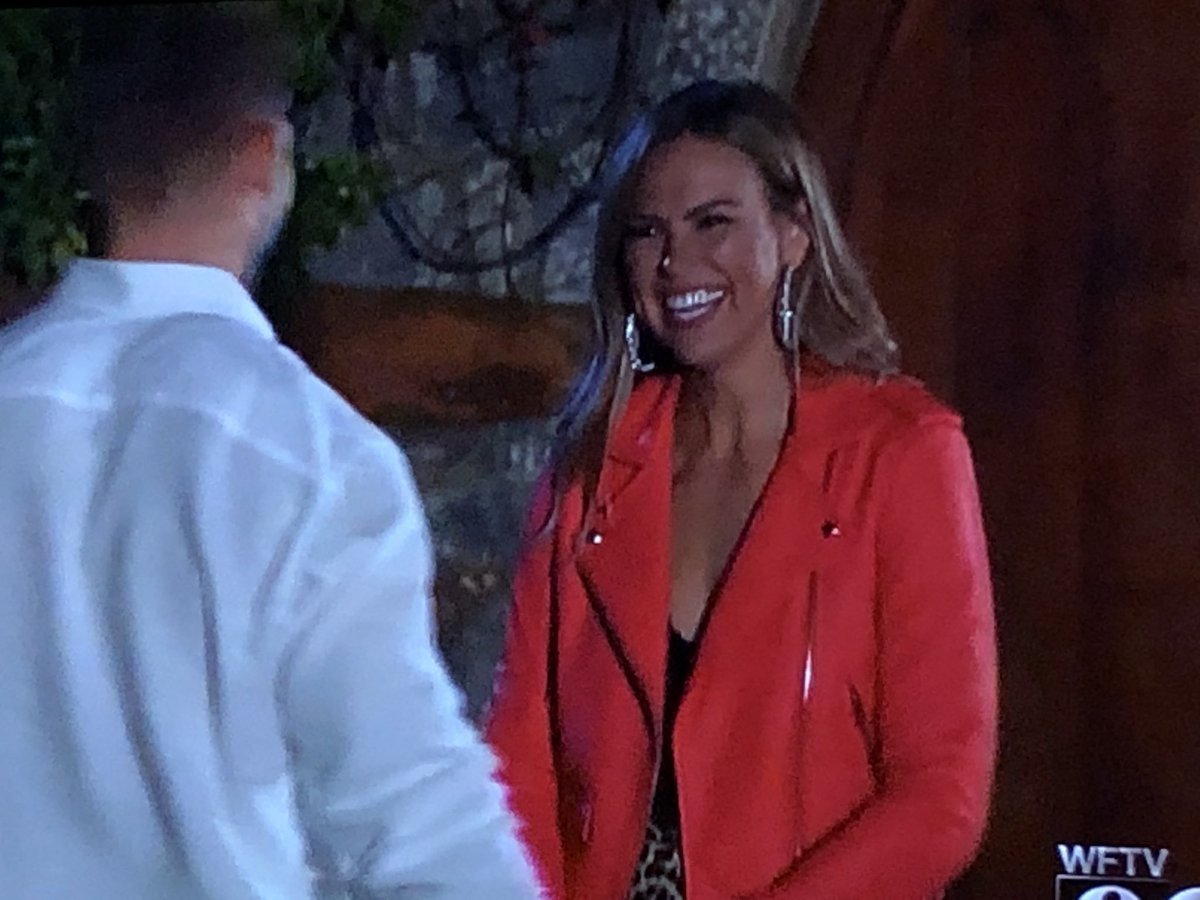 lindsayoz's tweet photo. I’ll bet Luke is not as excited to see Hannah in this outfit AS WE ARRRRRRRE!!!! #TheBachelorette https://t.co/op96jRrFOZ