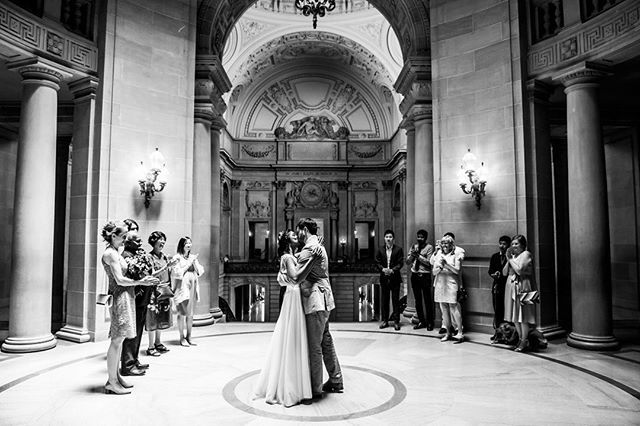 Sneak-peek numero dos from Dane and Adele’s wedding day is the epic “you may kiss the bride” kiss! I am always in awe of how beautiful City Hall is, and how gorgeous the architecture frames a couple.
.
Couple: @adelevm @srslyimadr ♥️
.
#ChloeJackmanPhoto… ift.tt/2xPBJ7c