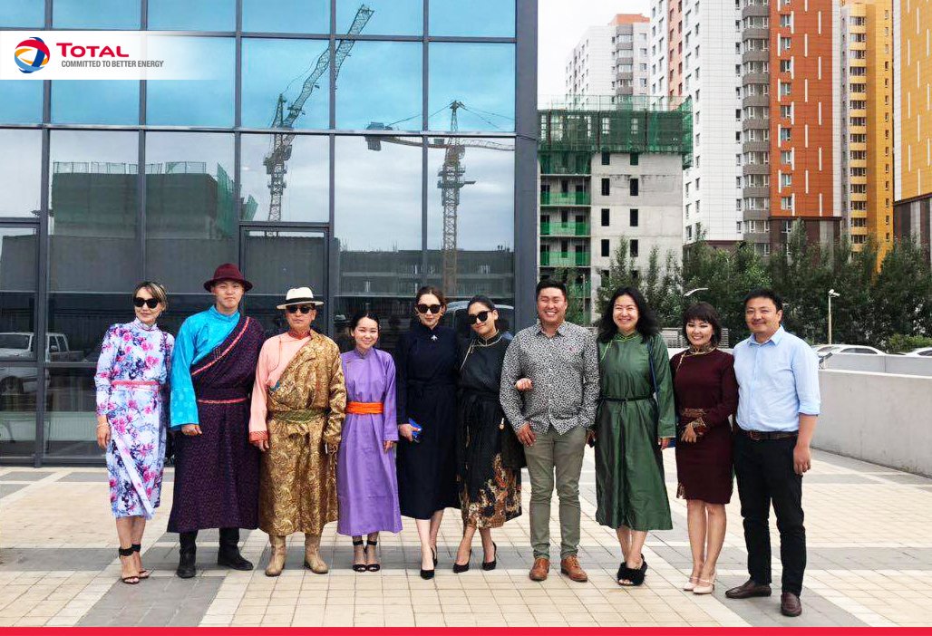 Дулаахан нартай сайхан өглөөний мэндээ. 😎😍🤗

Сайхан наадаж, сайхан амарцгаасан уу?

Бид хэд сайхан наадаж сайхан амраад, аялаад ирлээ.

#НААДАМ2019 #ТОТАЛ #МайнсАп 
#Үнэ_Цэнийг_Түгээнэ #Таны_Амьдралын_Нэг_Хэсэг