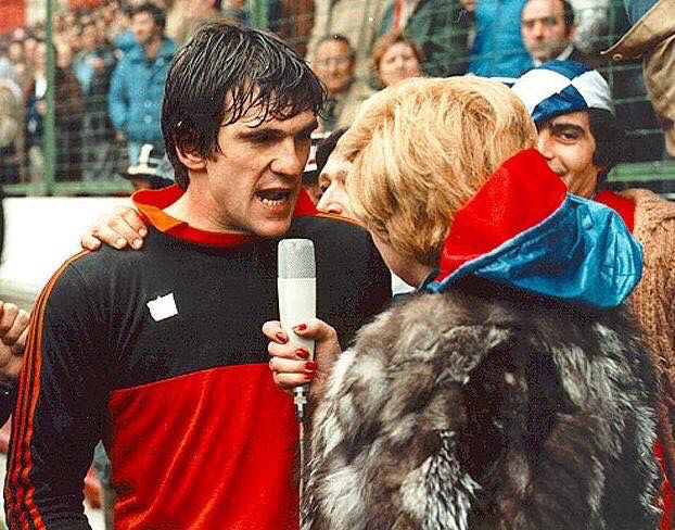 Cuando acabas tu jornada laboral y te entrevista Lauren Postigo con el abrigo de Tino Casal...