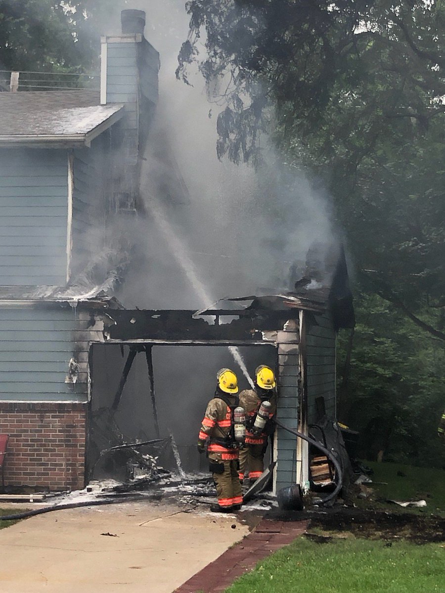 MizzouEMS's tweet photo. Medic 231 taking some glamour shots of our friends putting in WORK #gettingafterit #It'sTooHotForThat #ThisIsWhyI'mAMedicNow https://t.co/MnnCRVTrXC