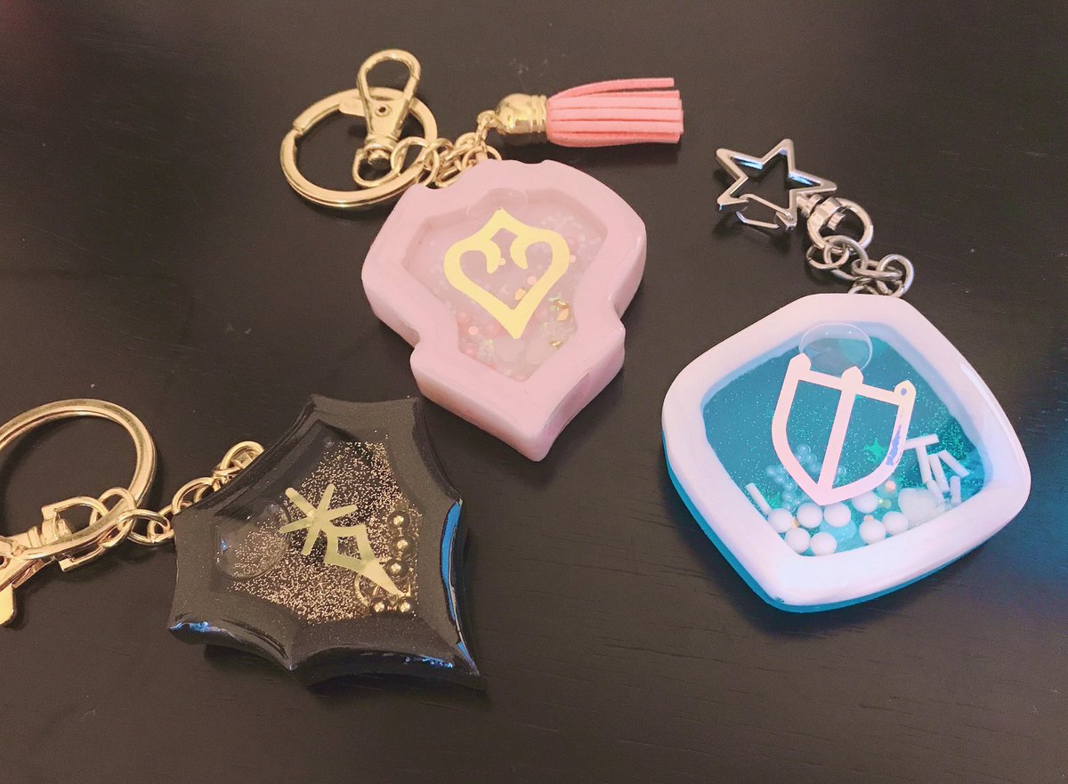ishgardiantea's tweet photo. i’ve been trying to perfect my method for these for months now and I think i’m finally ready to share them!  💙 soul stone resin shakers!!  aka completely self indulgent merch #ffxiv #ff14 #finalfantasyxiv https://t.co/xWUA7yK0DP