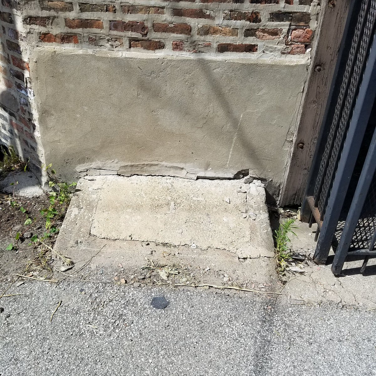 JacobG88's tweet photo. This was a coal chute at one time. #CoalChute #Interesting #Fascinating #Throwback #Flashback #Retro #OldSchool #Chicago #ForgottenChicago https://t.co/tNtBjN7sxW