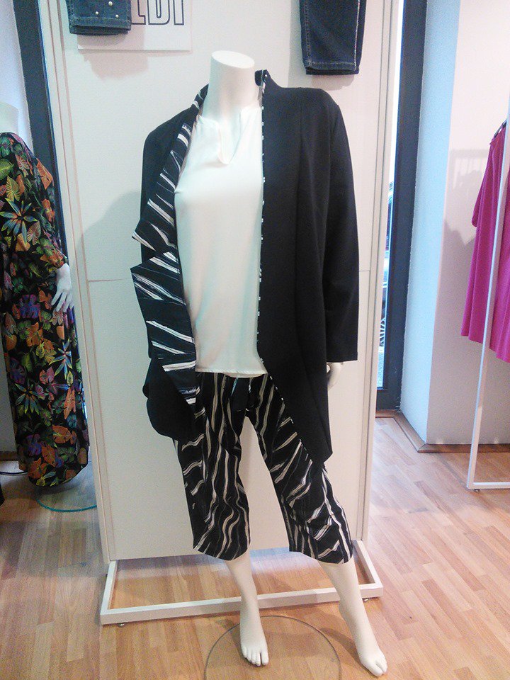 AbbigliarSi's tweet image. Saldi in Vetrina: dal 30 al 40%.
Completo giacca e pantaloni con abbinata una casacca bianca con il collo a V.
La moda glamour Keyrà è in saldo anche online solo su keyrastore.it
#keyrà #modacomoda #curvy #abbigliamento #saldi