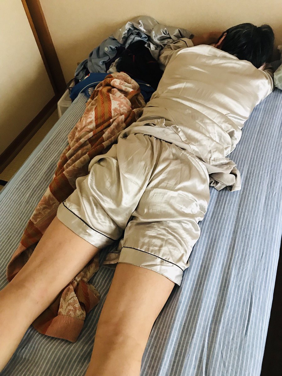 ハセオ Gsr 嫁にシルクパジャマ姿の寝姿撮られた おもしれー格好 笑 シルクパジャマ T Co Pmxq8dlzfd Twitter