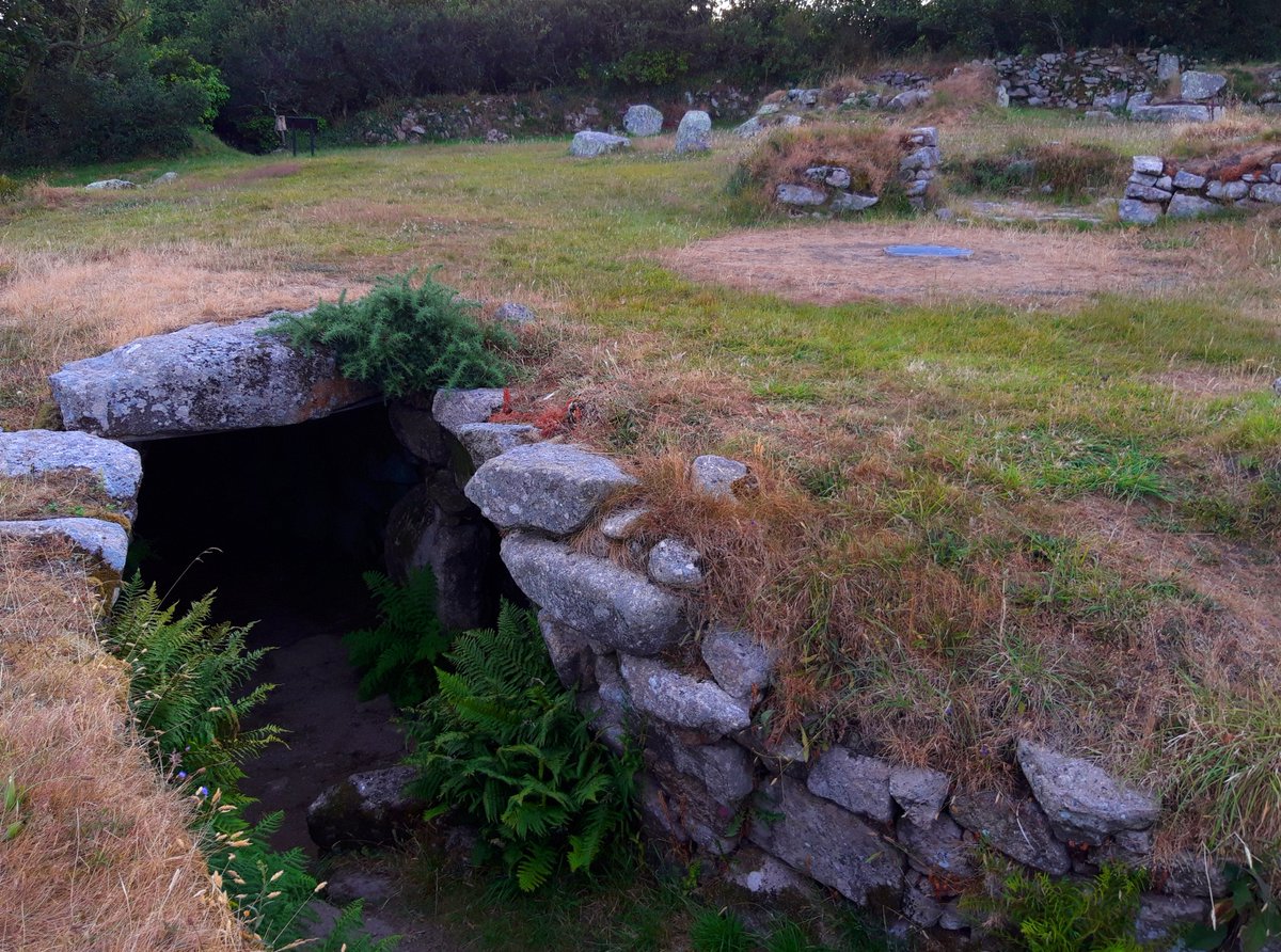 No-one's really sure why these remarkably well-engineered tunnels crop up at a few of our ancient sites. Shelter? Food storage? Ritual/religious reasons? The Carn Euny fogou has an impressive domed ante-chamber as well as a curved underground passageway. #PrehistoryOfPenwith