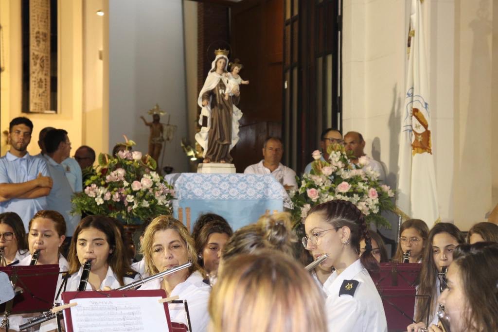 EvaReverte's tweet photo. La calurosa noche de verano del 15 de julio se pasa mejor con buena música. Junto al Patrón Mayor de la Cofradía de Pescadores de #Águilas hemos asistido a la serenata en honor a la Virgen del Carmen, a cargo del Patronato Musical Aguileño "Francisco Díaz Romero" https://t.co/uUi4OF9N5R