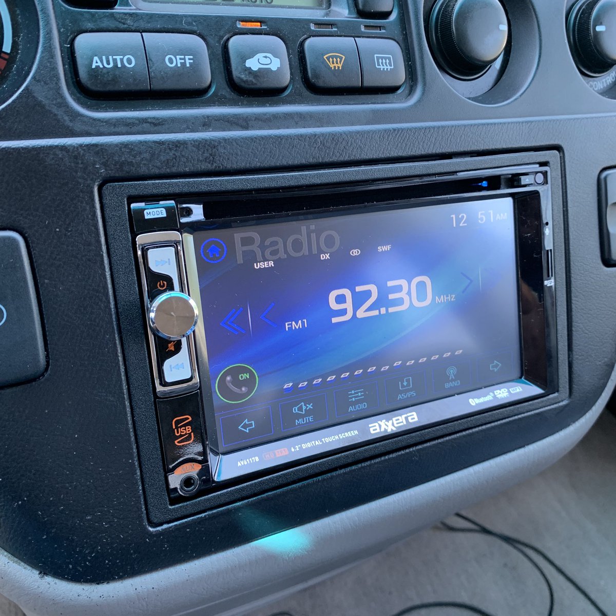 MetJoeAutoElect's tweet image. Installed an Axxera double din DVD head unit with an iBEAM backup camera, and 10.1” flip-down monitor in a 2002 Honda Odyssey.