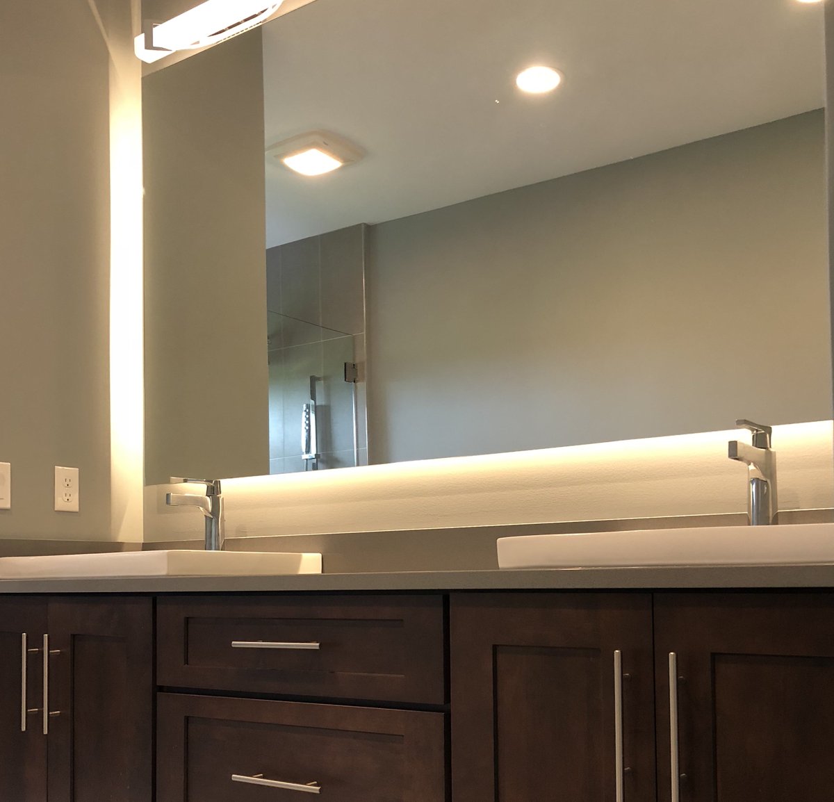 GenevaCabinet's tweet image. Why are backlit mirrors rising in popularity?  Not only do they look good, they make your complexion look good! 
#ShilohCabinets
#Hanstone Quartz countertop
Plate mirror mounted to wall with #LED backlighting
#vanity #cabinetry #LakeGeneva #lighting