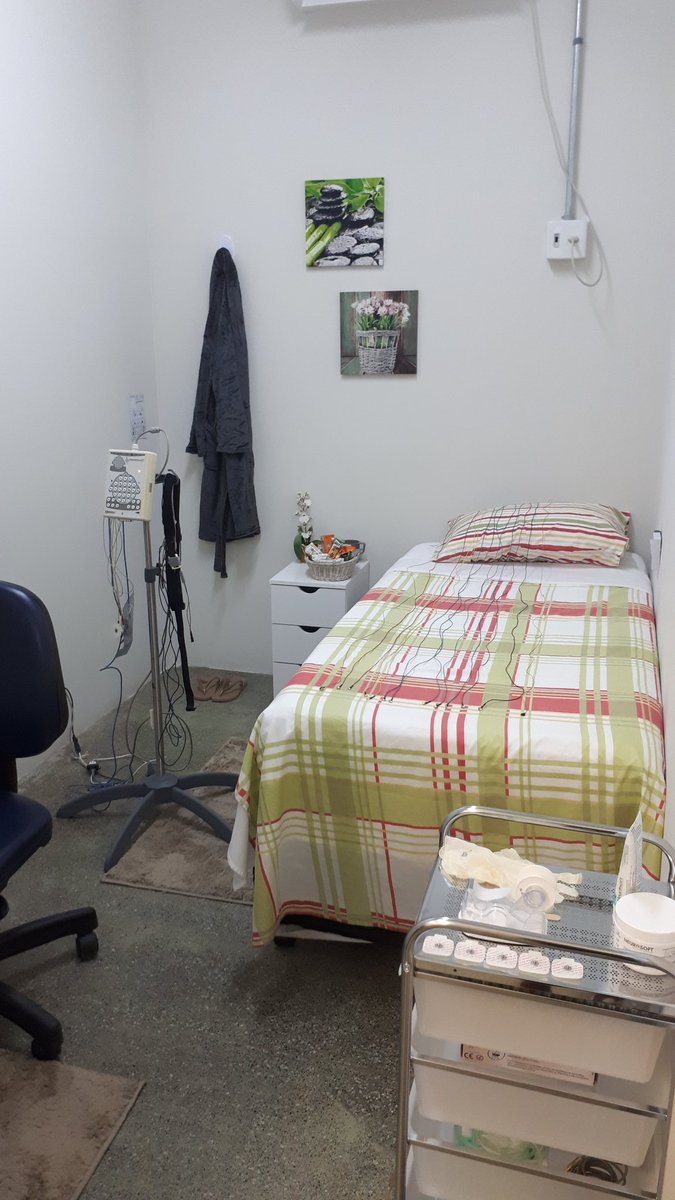 Hoje iniciaremos o piloto do projeto da doutoranda Líria Alvino, sob orientação do Prof. John, sobre: O efeito do trabalho por turnos crônico sobre o ciclo sono-vigília dos enfermeiros. Será realizado técnicas de polissonografia. Na imagem nosso lab do sono.
#ciênciaUFRN