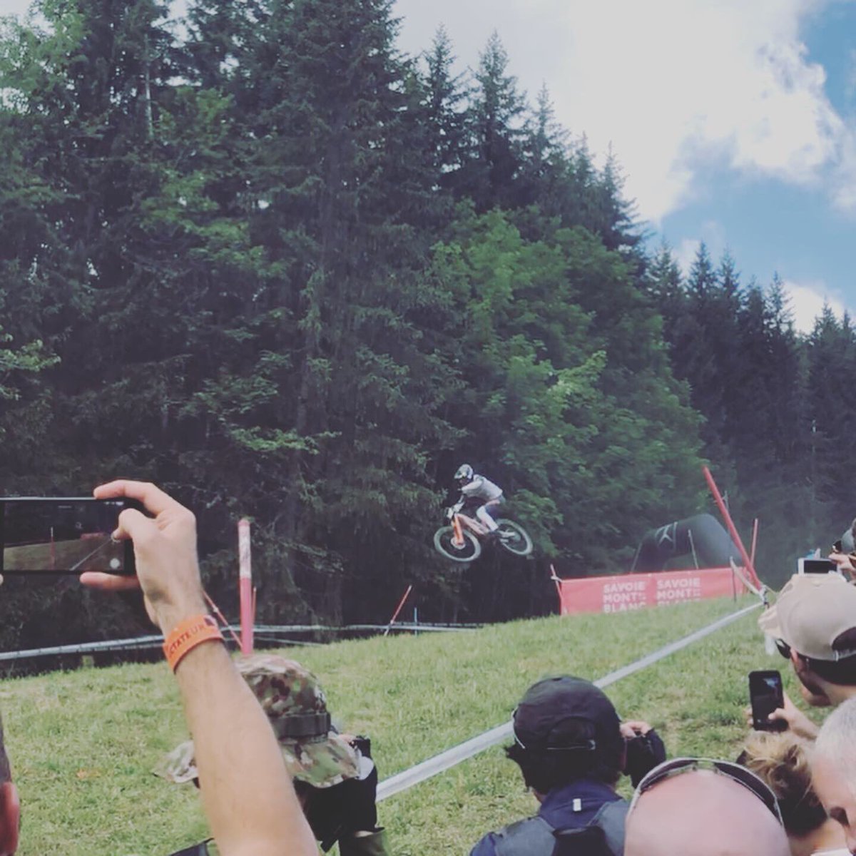 georginastring2's tweet photo. Brilliant weekend away on the bikes! #lesgets #mtbdownhillworldcup #frenchalps #gettingactive #mtblife https://t.co/FcDi5abfMQ