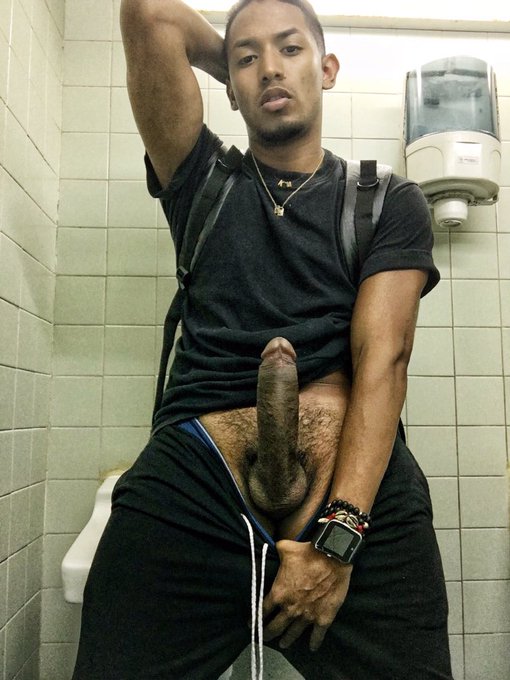 Que pasar&iacute;a si entras a un ba&ntilde;o p&uacute;blico y me consigues as&iacute;? 🤭😈   -El video completo sac&aacute;ndome la leche