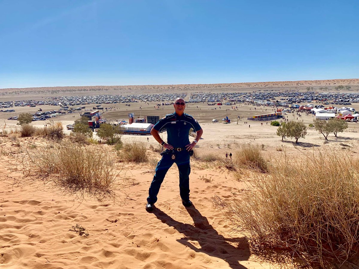 QAS_EMU's tweet photo. Officer Ian who has deployed over 1800 kms from @QASCairnsRegion with the @bigredbash footprint in the background #deployment #majorevent #ruralhealth  #Paramedic #ambulance https://t.co/bwEF4YawCa