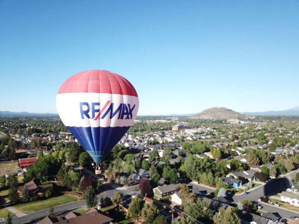 BalloonsBend's tweet photo. Here are some AMAZING arial photos courtesy of Bobby Galchutt, owner of High Desert Droneworks. It doesn't get much closer than this! You can check them out up close and personal at the Re/Max Key Properties Balloons Over Bend | July 26th-28th
SEE DETAILS: https://t.co/rskByqkUX6 https://t.co/1ExIQPL9hR