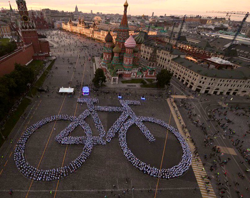 В честь дня московского транспорта в столице прошёл ночной велозаезд. Участвовали больше 15 тысяч человек, а на Васильевском спуске две с половиной тысячи велосипедистов выстроились, образовав фигуру велосипеда