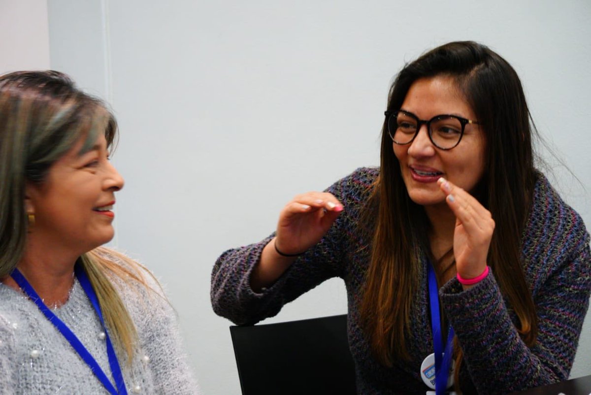 Mineducacion's tweet photo. 👉🏽 Gracias a alianza de Mineducacion con @cobritish, los 1.050 docentes que provienen de 517 colegios oficiales y 180 municipios, fortalecerán sus competencias en lengua, currículo, uso de materiales educativos, evaluación formativa y habilidades de liderazgo. #InspiringTeachers https://t.co/3rVowaWEZu