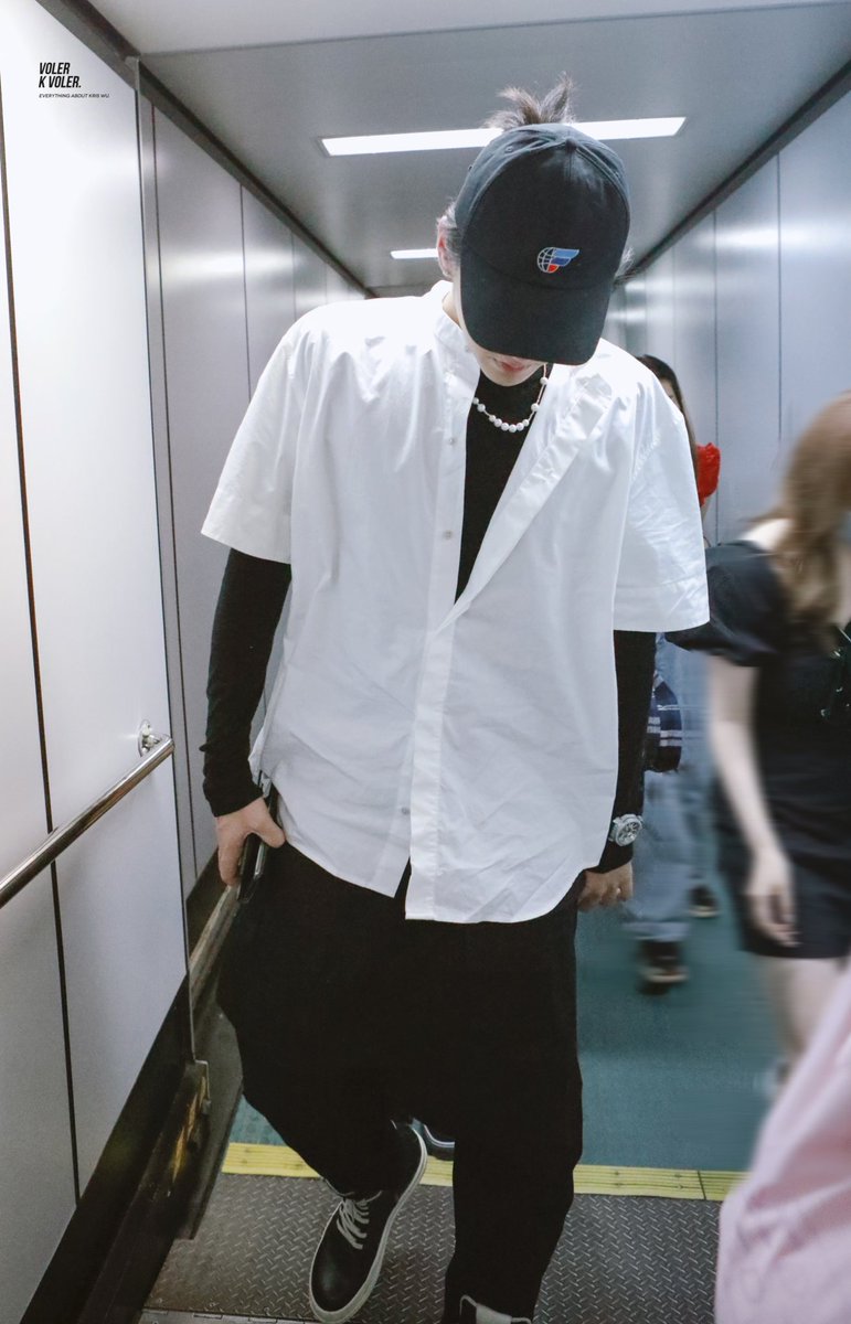 Karaniel2's tweet photo. 190716  Beijing ✈ Shanghai 
#KrisWu #Wuyifan
miss you so much😭😭 @KrisWu 
cr.logo https://t.co/MfQ2YyypXP