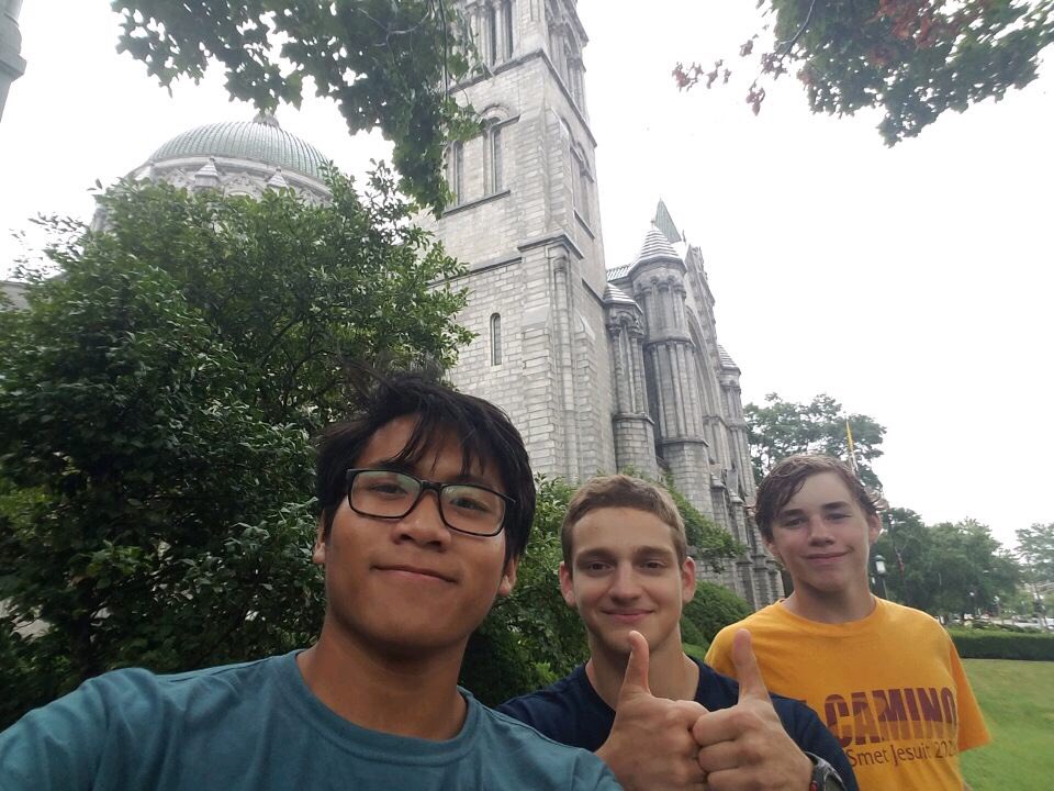 DSJActivities's tweet photo. Team 1 learned to embrace the rain and traveled to our see Fr DeSmet, the St Louis Zoo, our annual graduation site (New cathedral), and Arch among other places.  They also learned that rubies and diamonds are jewels.  :) https://t.co/mPFakvL3C2