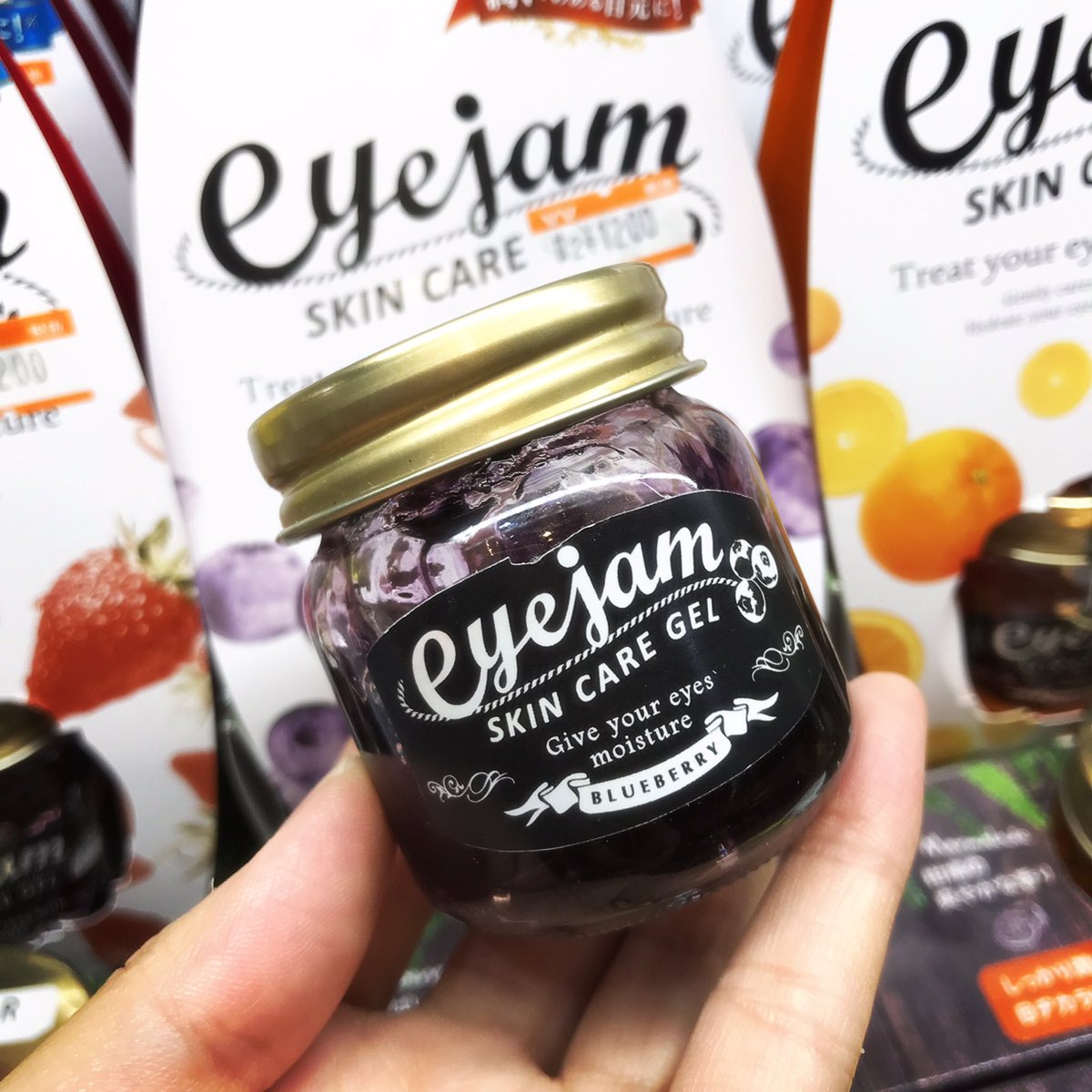 vv_kokubunji's tweet photo. 女の子の目を優しくケアするeyejam

完売していた大人気 #eyejam  が再入荷しましたよー！
つけまやアイプチでかさつくまぶたへ寝ている間に潤いを与えましょ😌🌃

🍓恋するストロベリー
🍇甘酸っぱいブルーベリー
🍊爽やかな柑橘系

あなたは何味で目元をナイトジャムパックする？😉 https://t.co/6YAKv4DGtI