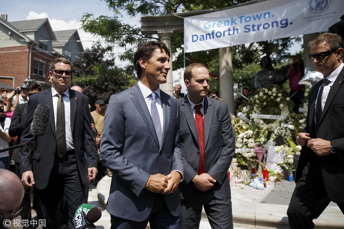 ArtonFurniture's tweet photo. RETWEET PLEASE:
Can you honestly believe that #Trudeau would smile at a memorial for the Danforth Shooting that took the lives of 2 young girls. 
We know that the killer of this one has been sweep under the rug and we know exactly why. Not going to pretend otherwise. https://t.co/xpFzazV1Kx