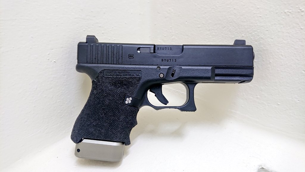 Twitter पर ユーキィング ミリタリー物販 マルイg19カスタム ガーターのkj用g19リアル刻印フレームを加工して組み込みグリップをg26サイズに加工してスティップリング 前後サイトはスチール製のハイサイト マガジンはg26マガジンにマグベースはttiタイプを装着し