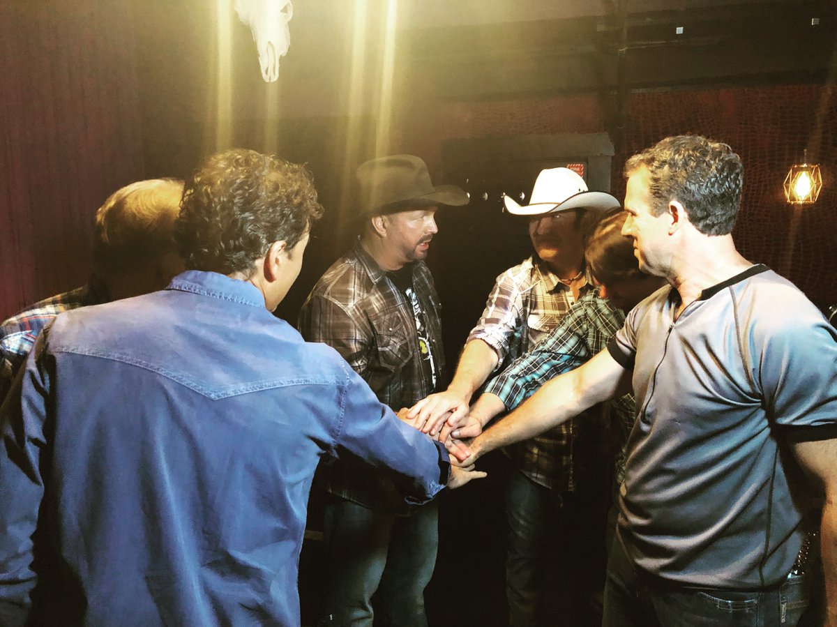 Everything feels SO right about this! Let’s kickoff the #DiveBarTour!!!! love, g 

Watch #StudioG here: bit.ly/2XIrmBr