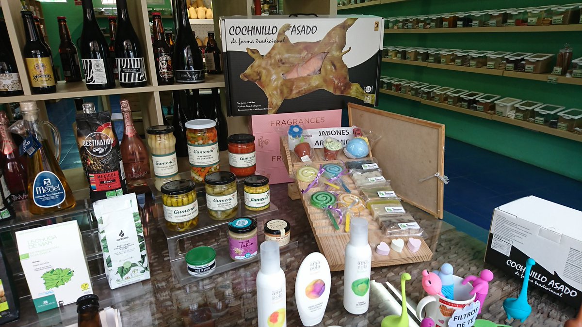 elcolmadodesora's tweet photo. ¡¡¡Buenos días GENTE!!! Hacía mucho que no colgabamos fotos del escaparate recien cambiado. ¿Os gusta? #Ávila #escaparates #cochinillodeetiqueta #gourmet #ecológico #especias #conservas #vino #cerveza #vermut #té #conservas #galletas #chocolate #jabones #cosmética #miel #crunchys https://t.co/v5M172Zryq