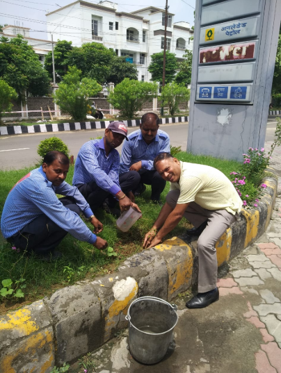 SwachhBharatGov's tweet photo. A tree plantation &amp; cleanliness drive was organised in Jammu by HPCL as part of their ongoing #SwachhataPakhwada.

#SwachhBharat #MyCleanIndia https://t.co/BRyGjVjsAu