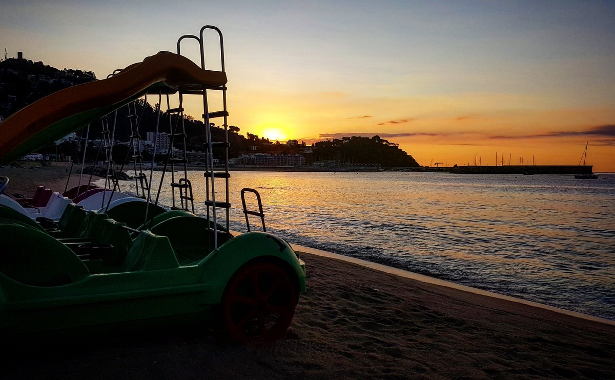 GispertJulia's tweet photo. Sortida de sol a Blanes. Pocs núvols i aigua una mica revoltada. Calor. #Blanes #CostaBrava #mar #mer #sea #mediterrània #324eltemps #gemmapuigf #nofilters #francescmauri https://t.co/lwSRXxSI6Q