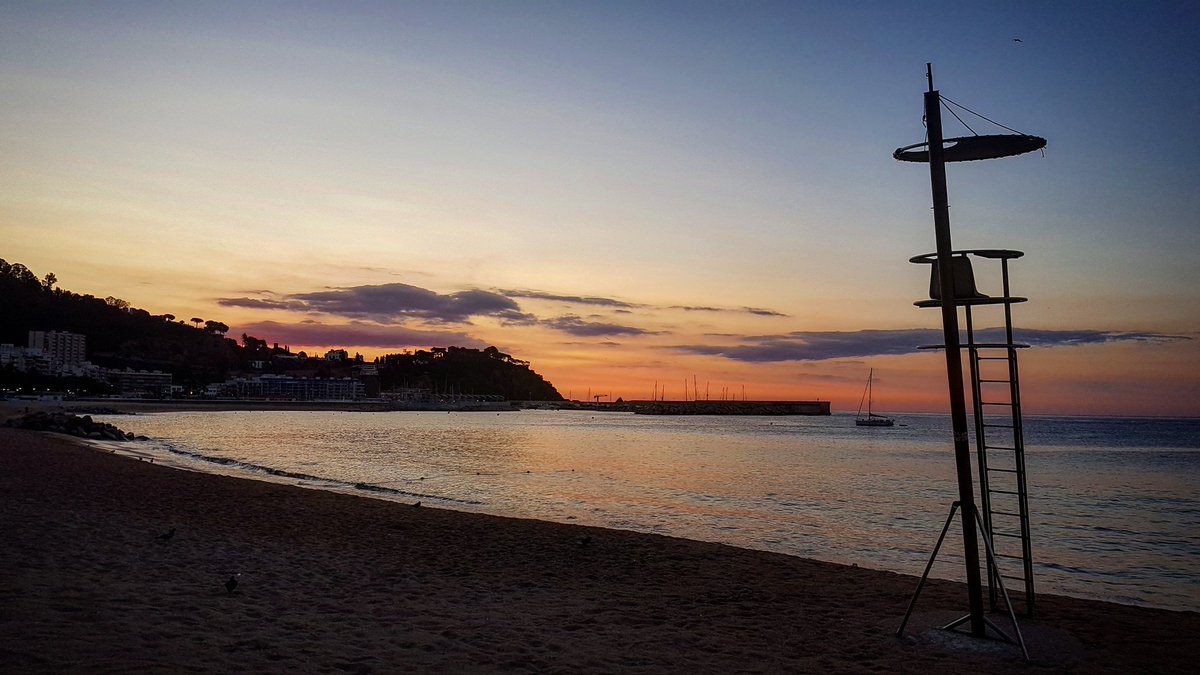 GispertJulia's tweet photo. Sortida de sol a Blanes. Pocs núvols i aigua una mica revoltada. Calor. #Blanes #CostaBrava #mar #mer #sea #mediterrània #324eltemps #gemmapuigf #nofilters #francescmauri https://t.co/lwSRXxSI6Q