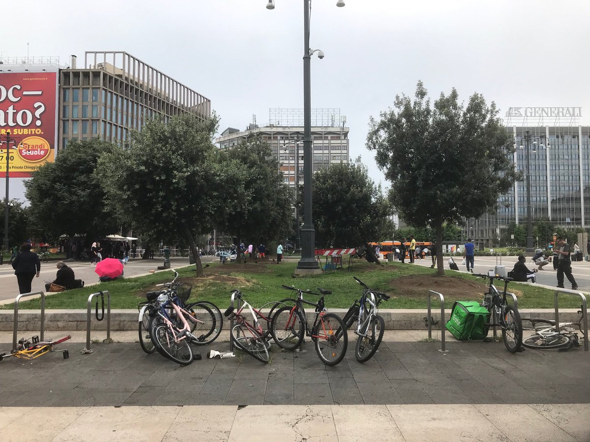 MaartenMatienko's tweet photo. #Fietsstad Het verschil tussen Rotterdam en Milaan wordt pijnlijk duidelijk als je de fietsfaciliteiten aan centraal station bekijkt. Fietsstalling voor 8000 fietsen versus een schamel rek voor centraal station Milaan https://t.co/mVd3D4SuL0