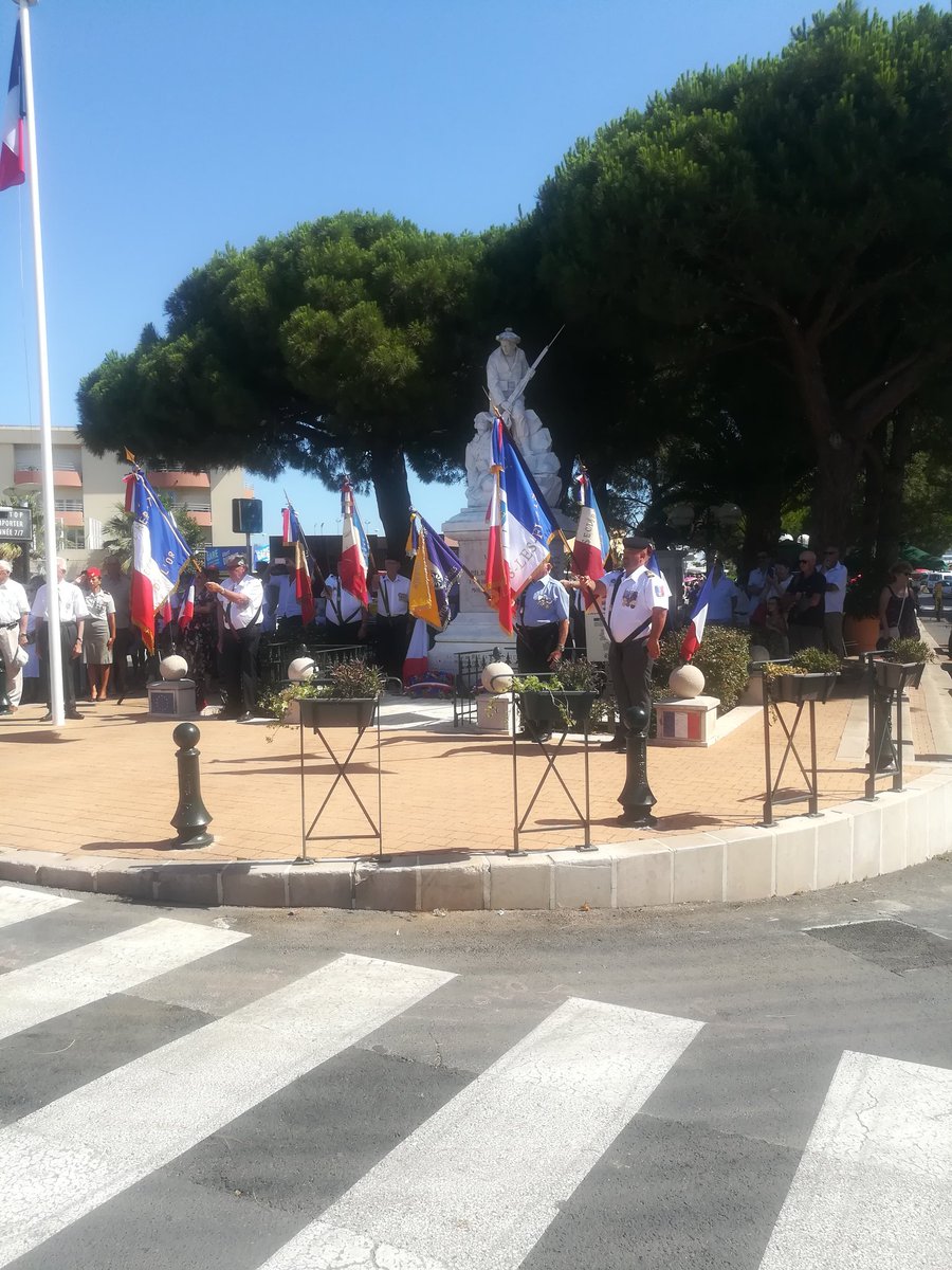 patriciaguilba1's tweet image. Je n'en peut plus de ce gouvernement ! Honneur aux Armées ! déshonneur à ce gouvernement qui laisse faire des racailles aux drapeaux algériens qui pissent sur l'arc de triomphe et qui nique la France . Je frisonne toujours à l'écoute de la Marseillaise ! Je suis triste ,dégoûtée