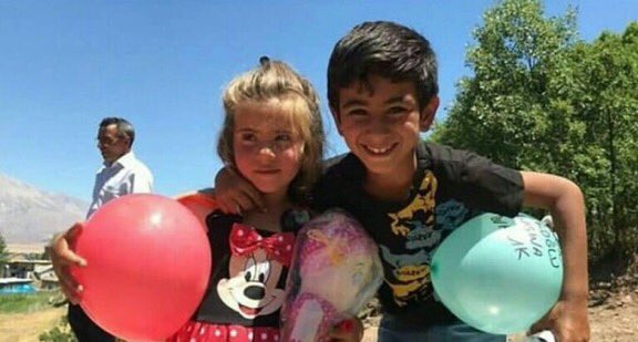 oonuryakups's tweet photo. "Ölü" kelimesi ile "çocuk " kelimesi yan yana olduğunda boğazıma yumru oturuyor.
Bir çocuğa zarar verecebilecek kadar nasıl kirleniyor kalpleriniz?
#patlama https://t.co/dQhAjUiz1q