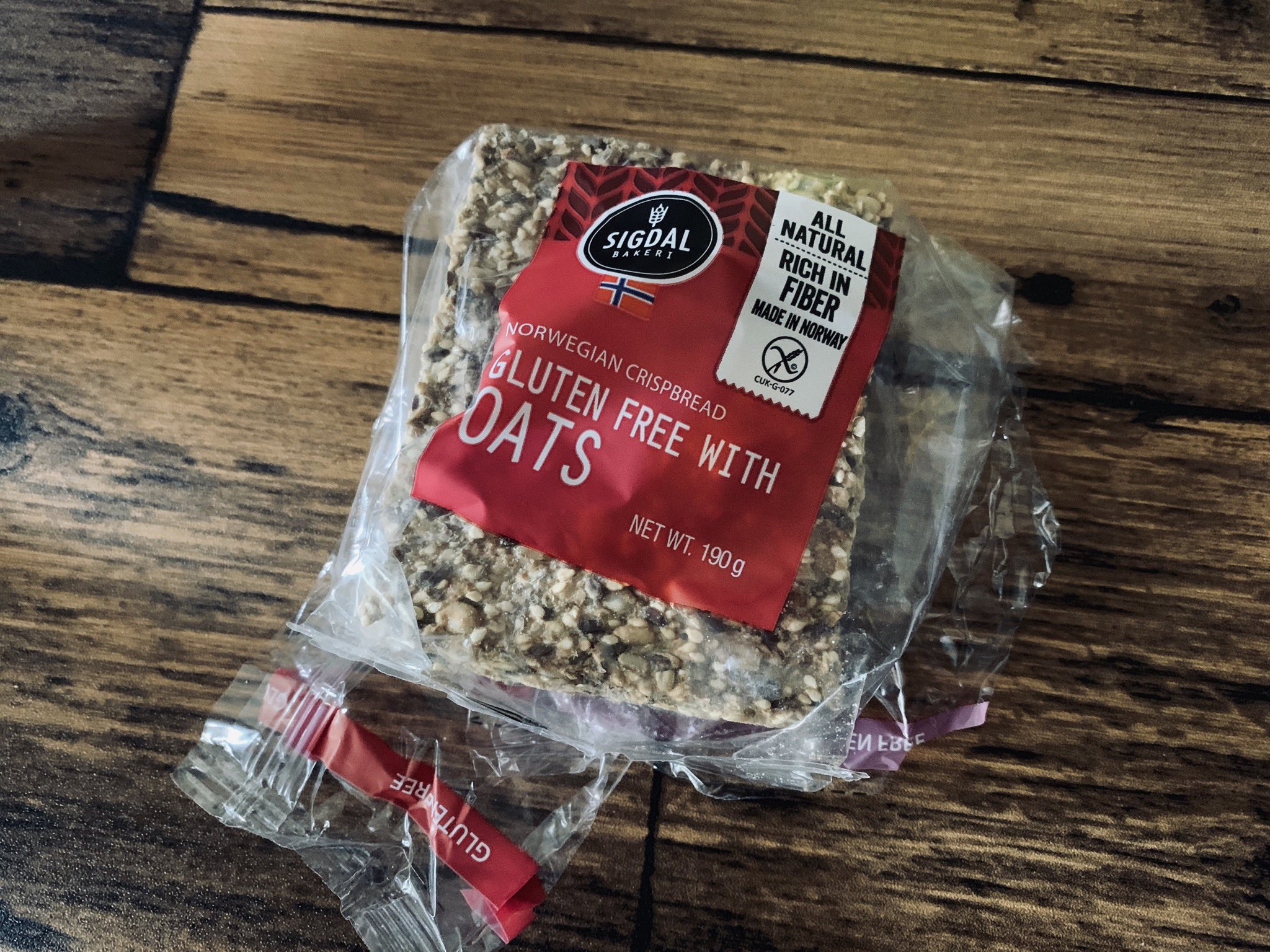 ばくば 最近カルディで買ったこれにハマっている クリスプブレッドっていう煎餅みたいなパン 内容量190gで8枚入り 糖質は100gあたり23gだから1枚あたり糖質5gくらい バターとかミルキーソフト塗って朝食べとる