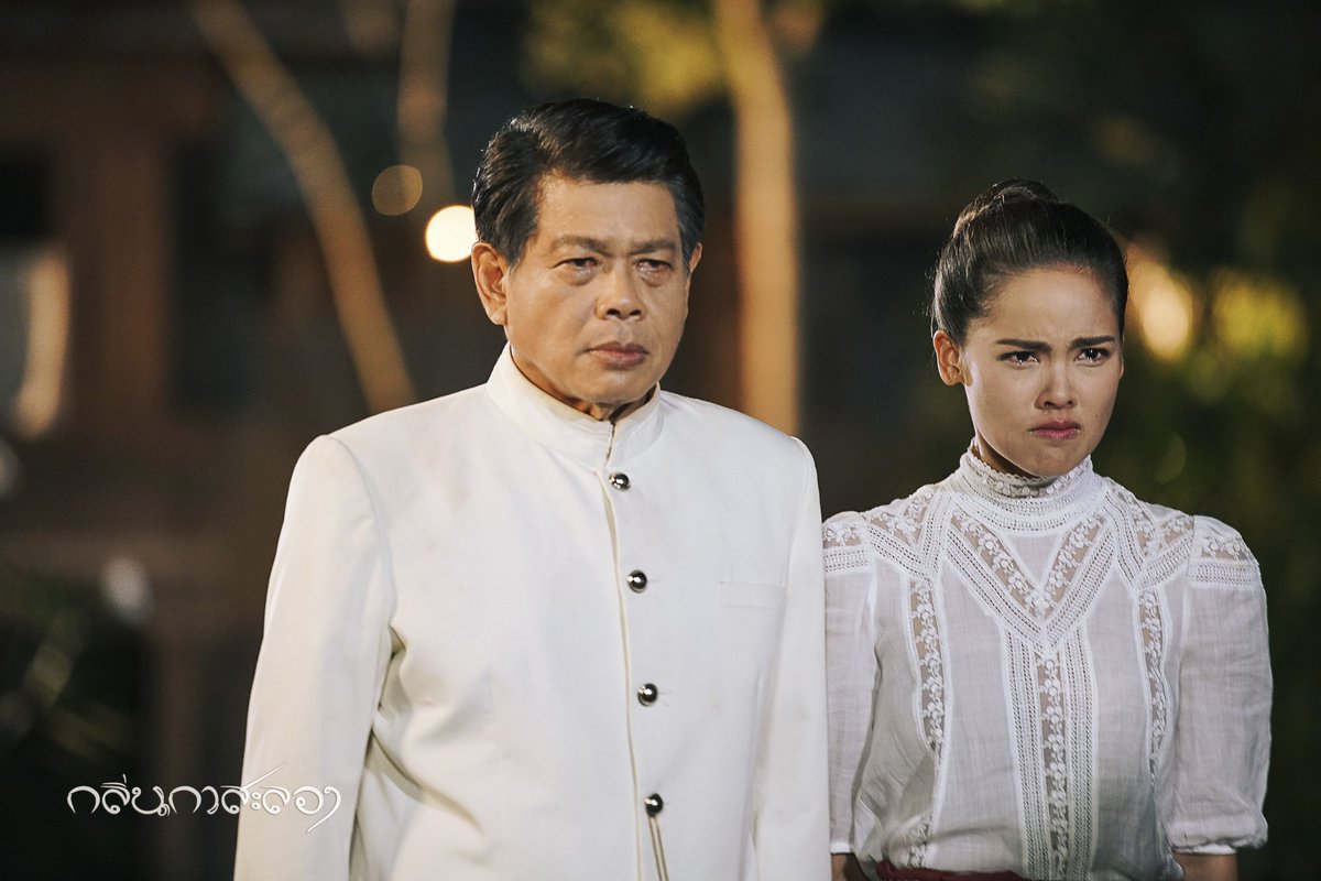 SKIESBLACK's tweet photo. ดูโต๊ะข่าวบันเทิง คุณปุ๊มนตรีกับคุณต่ายเพ็ญพักตร์เล่าเบื้องหลังว่า ในกลิ่นกาสะลองฉากดราม่าเมื่อคืนนี้ ทั้ง2ต้องเล่นอารมณ์เหมือนเดิม2รอบ เพราะญาญ่าต้องเล่น2รอบแต่คนละตัวละคร เลยทำให้ถ่าย2รอบ แต่ต้องฟิลลิ่งให้ได้แบบเดิม

ฟังแล้วแบบ โห้วววววววว สุดยอดมากกก! 👍👏 #กลิ่นกาสะลองep11 https://t.co/L20ADsGx3n