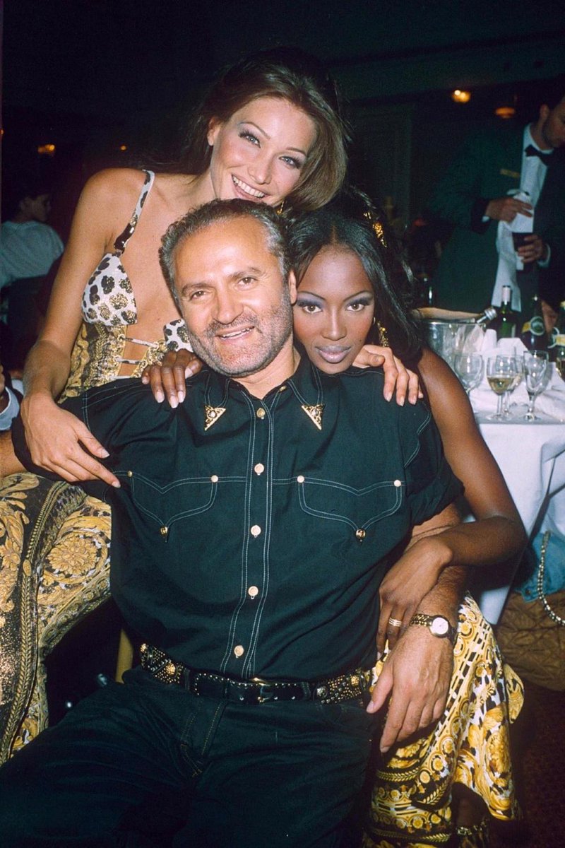 VogueFrance's tweet photo. 22 years ago today, the fashion world lost a shining star. Today, we're remembering the genius of Gianni Versace.
--> https://t.co/K2AdSaHyyl

© Getty Images https://t.co/UwH9FQ69kU
