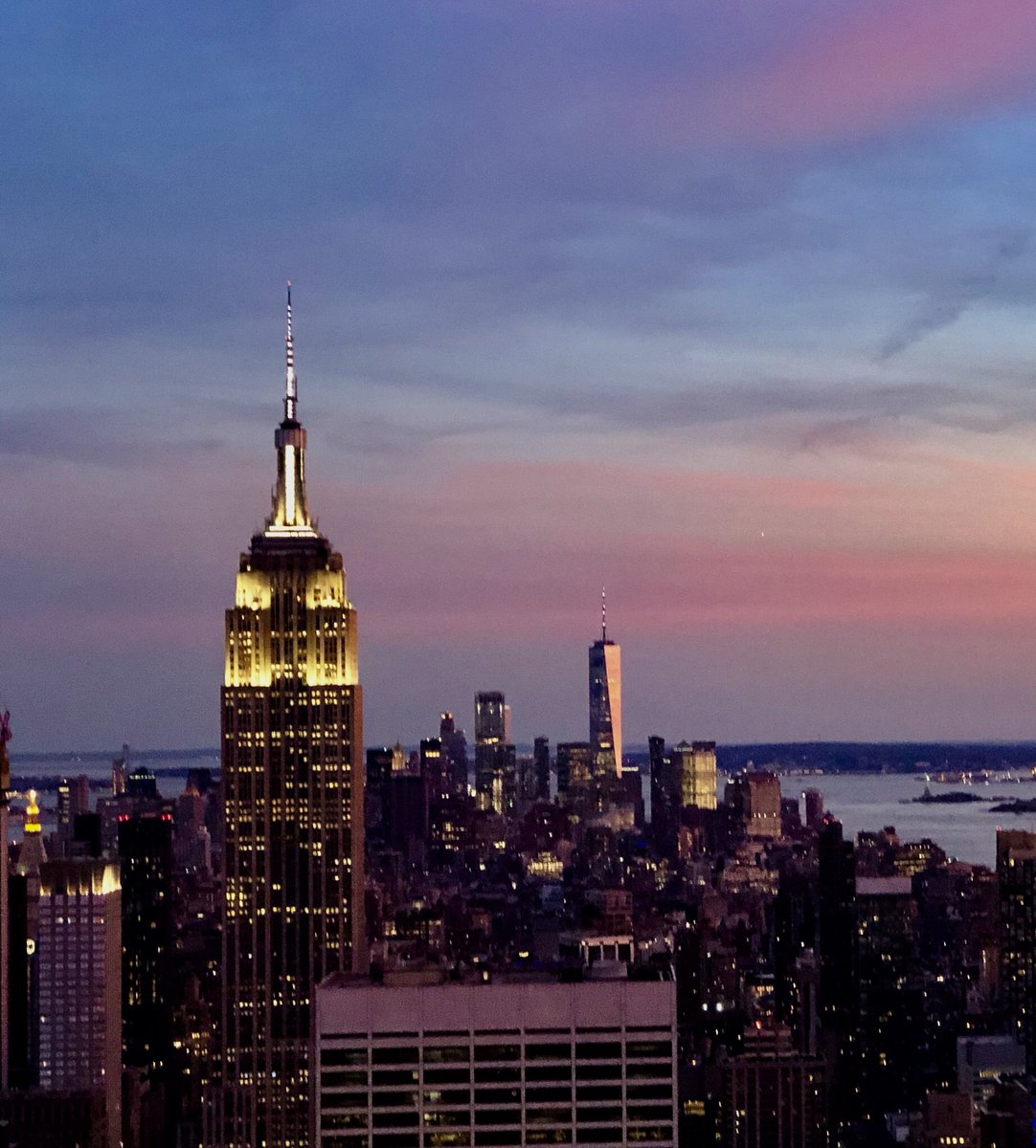 NYCRobyn's tweet photo. Tonight’s spectacular #sunset @sixtyfivenyc #bar65 @rockcenternyc @EmpireStateBldg @_WTCOfficial @NYC @StormHour @StormTeam4NY @agreatbigcity @MadHattersNYC @nycfeelings @NYCDailyPics #NYC https://t.co/5McMSrFElu