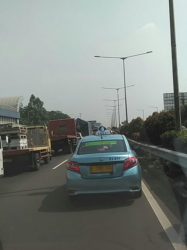 Kupreter's tweet photo. @RadioElshinta arah bandara toll jorr macet parah. Ada apa yaa https://t.co/2IuIJBeXQy
