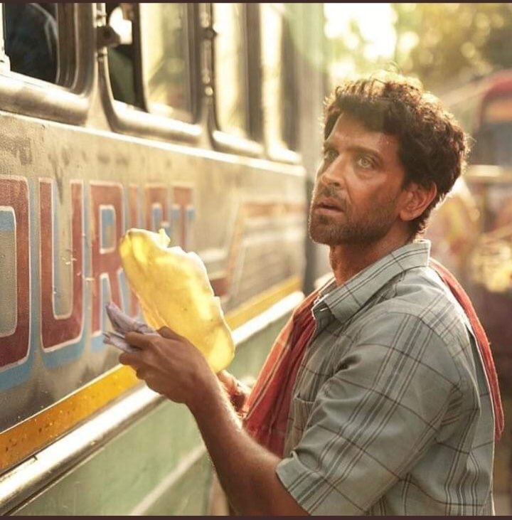 rohitadhikari92's tweet photo. Pic 1 : When you Leave home for office.
Pic 2 : When you reach office using public transport. 
#WarTeaser #HrithikVsTiger https://t.co/ca4NQH0cOZ