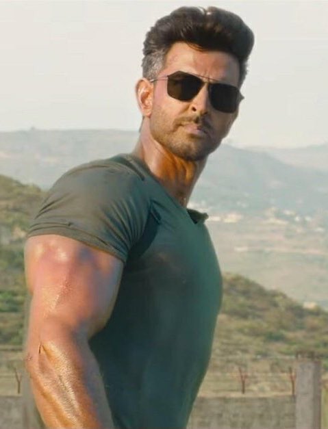 rohitadhikari92's tweet photo. Pic 1 : When you Leave home for office.
Pic 2 : When you reach office using public transport. 
#WarTeaser #HrithikVsTiger https://t.co/ca4NQH0cOZ