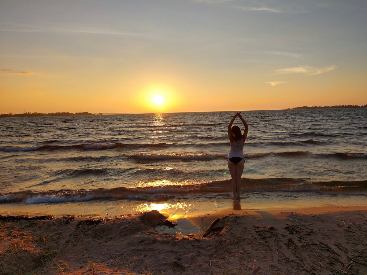 Rissa1013's tweet photo. Went swimming a little while ago #beachday #swimming #photographer #sunset https://t.co/MVh1uFckkW