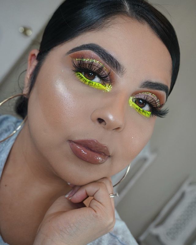 Rubylayy's tweet photo. Neon vibes are my vibes💚💚
@anastasiabeverlyhills medium brown pomade 
@theboldfacemakeup alter ego lashes 
@trendbeautyofficial tempting palette 
@jglitzzmakeup x @r.mjasss neons
@wetnwildbeauty photo focus foundation bronze beige 
@katvondbeauty bow n Arrow 
@lacolorscosmet… https://t.co/AcbOfsj6mh